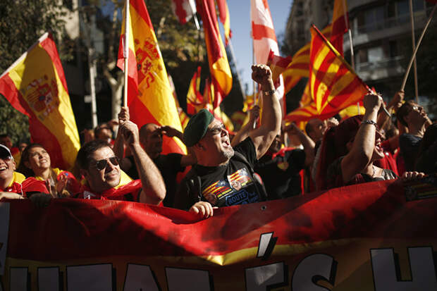 В Барселоне столкнулись сторонники независимости Каталонии и полиция, есть пострадавшие (ВИДЕО)