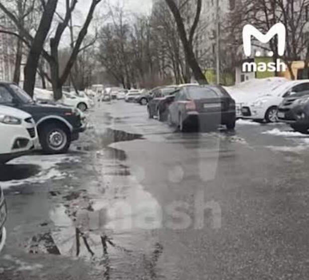 Обезвредившие взрывное устройство саперы во дворе дома в Москве попали на видео