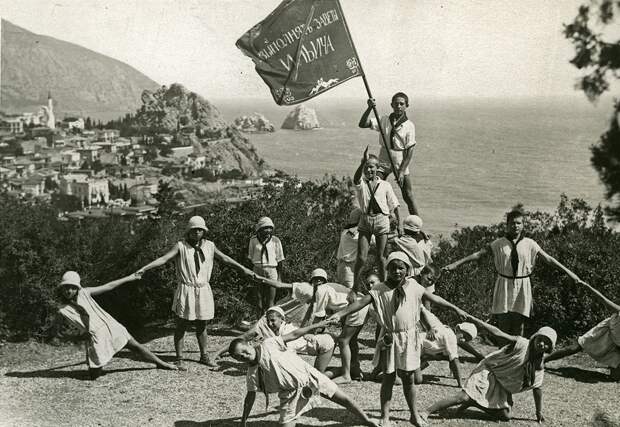 Пионерская пирамида. 1925. Место создания Крым, Гурзуф, Артек..jpg Пионерская пирамида. 1925. Место создания Крым, Гурзуф, Артек..jpg