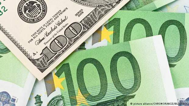Купюры евро и доллара