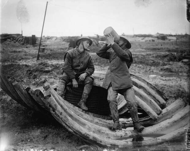 Двое «томми» пьют ром на позициях на Сомме в декабре 1916 года. Конечно же, ежедневно полагающаяся им порция спиртного была меньше бутыли на фото. pointsadhsblog.wordpress.com - «У нас здесь много вина, мы пьём его как воду…» | Военно-исторический портал Warspot.ru