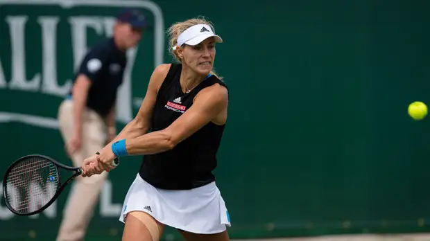 Кербер обыграла Халеп в четвертьфинале теннисного турнира в Истбурне