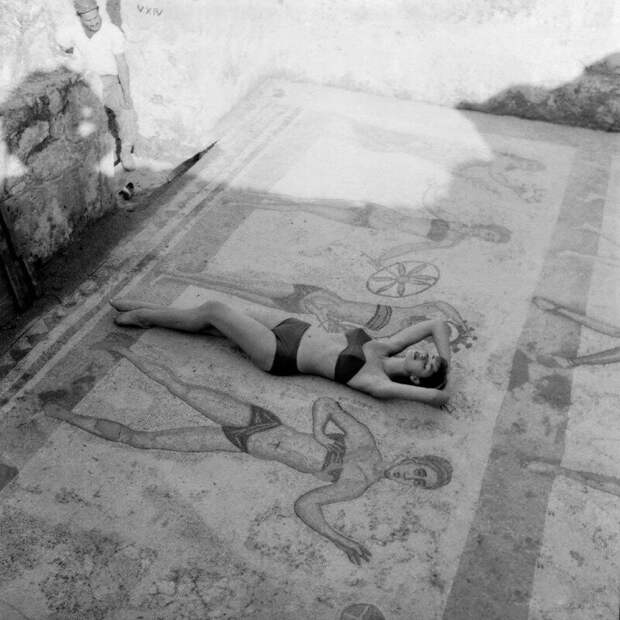 Модель в бикини позирует, лежа на знаменитой мозаике древнеримской виллы. история, ретро, фото