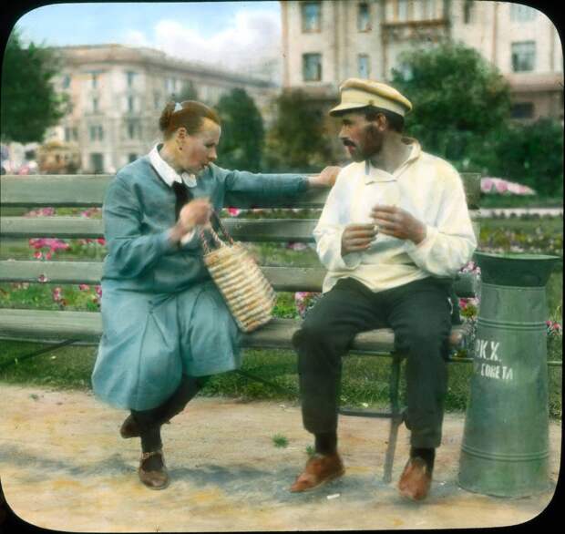 Москва. Мужчина и женщина на скамейке в парке