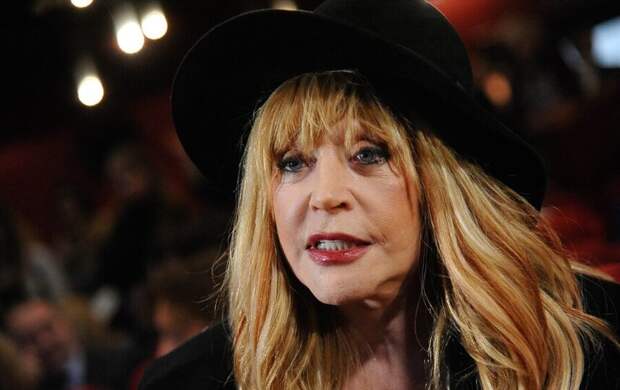 Ходит с палочкой: что известно про неизлечимую болезнь 76-летней Аллы Пугачёвой