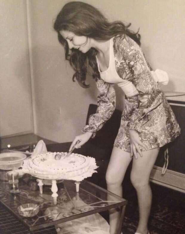 2. Женщина разрезает торт на день рождения в Иране, 1973 год, за 5 лет до исламской революции 2. Женщина разрезает торт на день рождения в Иране, 1973 год, за 5 лет до исламской революции