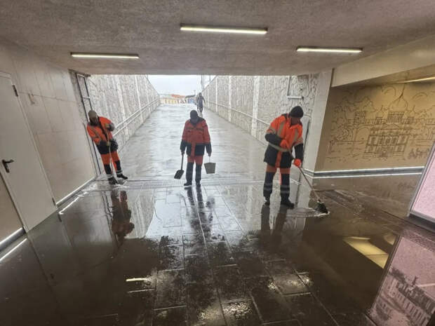 Три бригады и два трактора прочищают ливнёвки в Туле