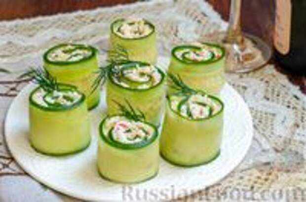 Фото к рецепту: Рулетики из огурцов с крабовыми палочками, сыром и яйцами