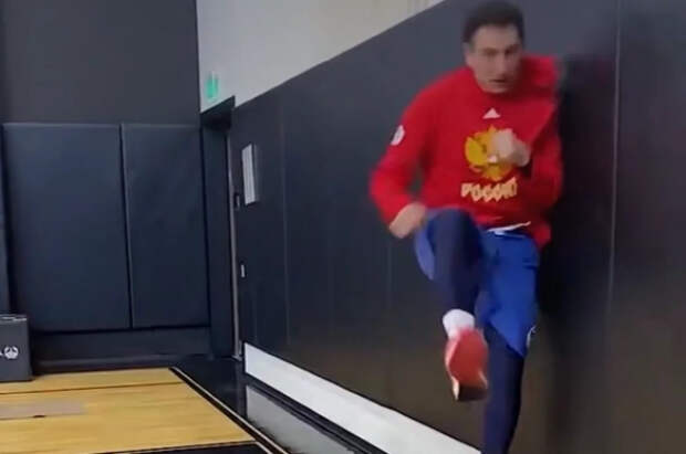 Тренер сборной «Россия 25» Ротенберг показал упражнение «Бей канадца»