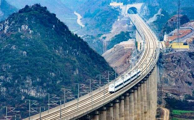 Даньян-Куньшаньский виадук проходит над ущельями, впадинами, озерами и полями (Китай).