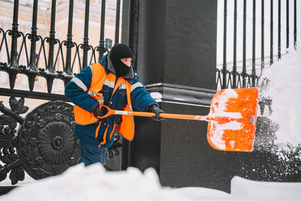 В Петербурге коммунальщики продолжают борьбу с непогодой