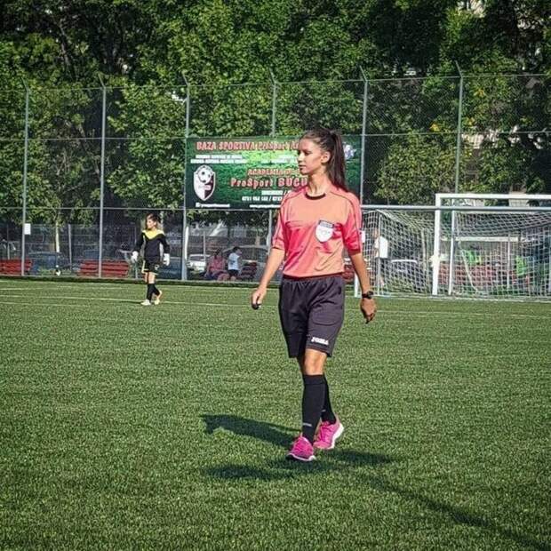 Лицезреть прекрасную диву можно на румынских футбольных матчах Лицезреть прекрасную диву можно на румынских футбольных матчах арбитр, арбитры, глаз не оторвать, спортивные судьи, судьи, судья, футбол