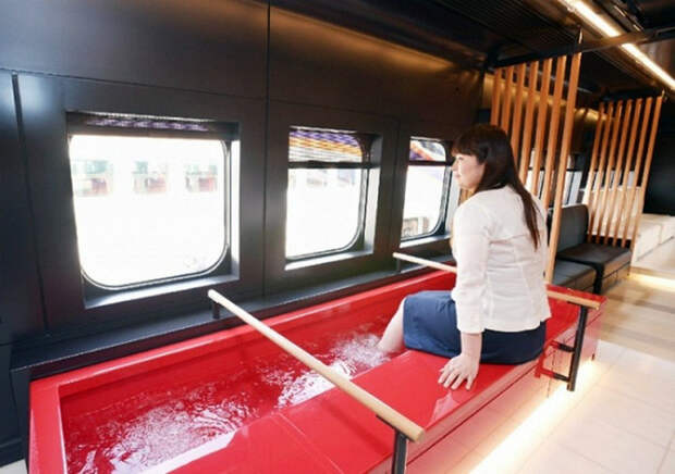 Ванна для ног в вагоне метро.