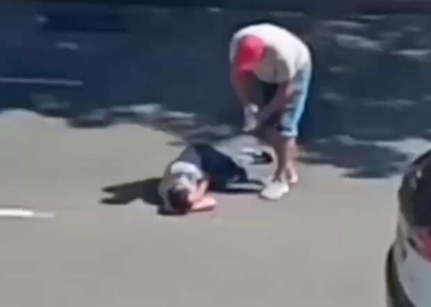 В Анапе мужчина перекрыл проезжую часть: лег спать прямо на дороге