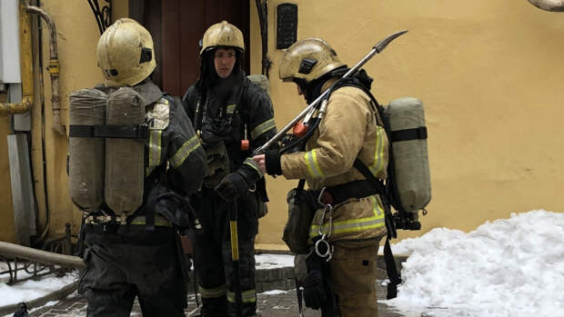 Спасатели потушили пожар в цеху по выпуску медицинского оборудования на Охте