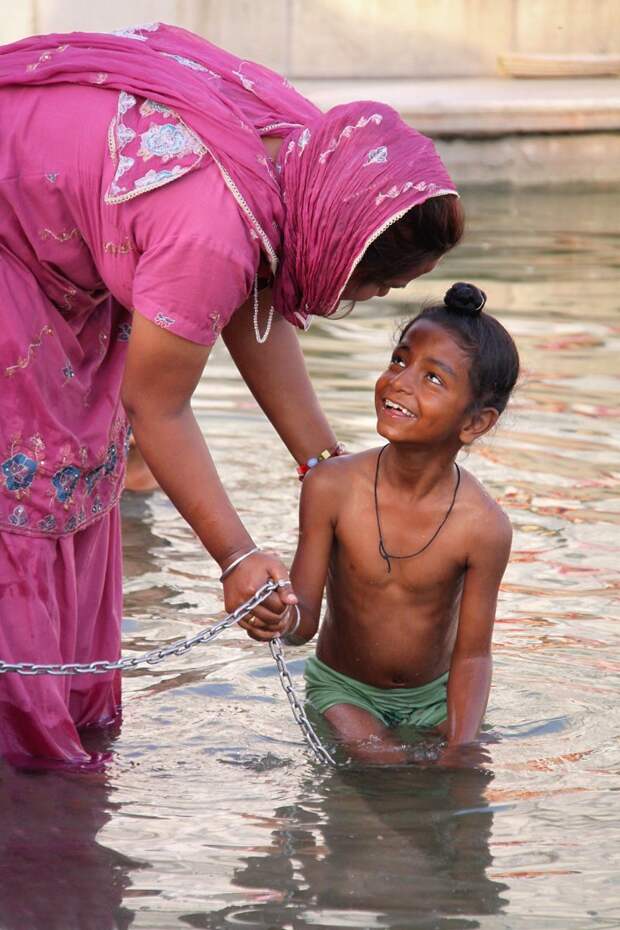 Амритсар, Индия, 2013 мамы, материнская любовь, мать и дитя, путешествия, трогательно, фото, фотомир, фотоочерки