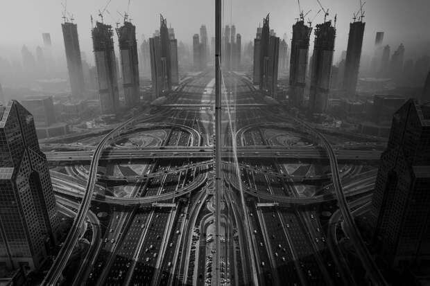 Отражение. Строящиеся небоскребы в Дубае
