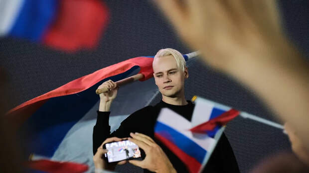 Автор «Новогодних игрушек» заявил, что Shaman спел ее без спроса