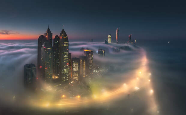 Небоскребы в тумане