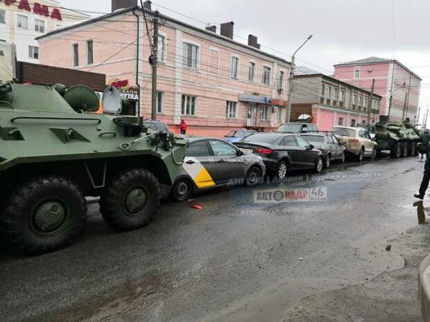 Массовое ДТП в центре Курска: БТР "впечатал" четыре машины в другой БТР авария, авто, авто авария, бтр, военная техника, военные, дтп, массовое дтп
