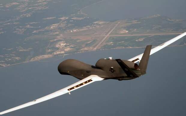 Стратегический разведывательный дрон RQ-4B Global Hawk  разработки фирмы Northrop Grumman начал эксплуатироваться в 2004 году. Из-за очень высокой цены таких аппаратов, их было выпущено всего  около полусотни. Производится по сей день. Фото USAF