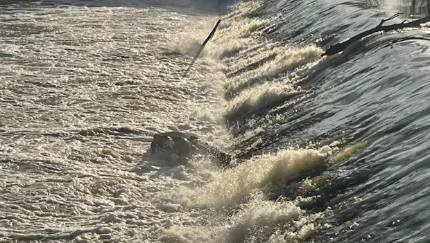 В Серпухове спасли троих человек из-под мощного водопада