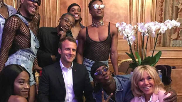 Французов разозлила фотосессия Макрона с полуголыми чернокожими мужчинами