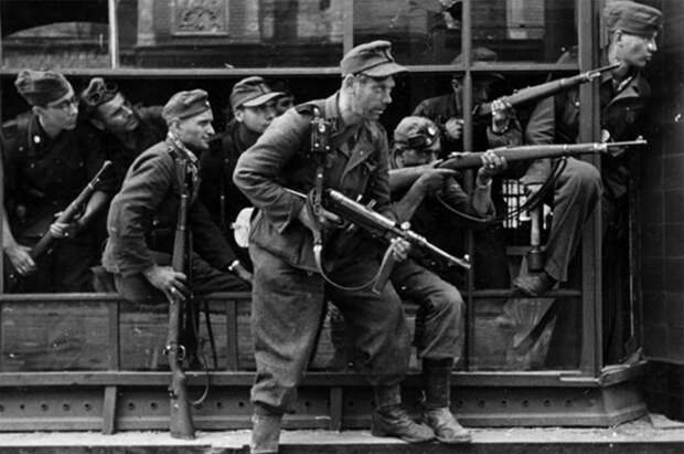 Штрафники Зондер-полка СС «Дирлевангер» во время подавления Варшавского восстания