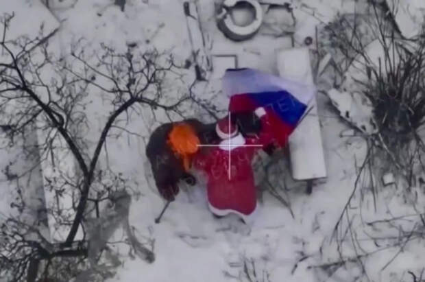 Появилось видео, как военные РФ развернули флаг в Димитрове