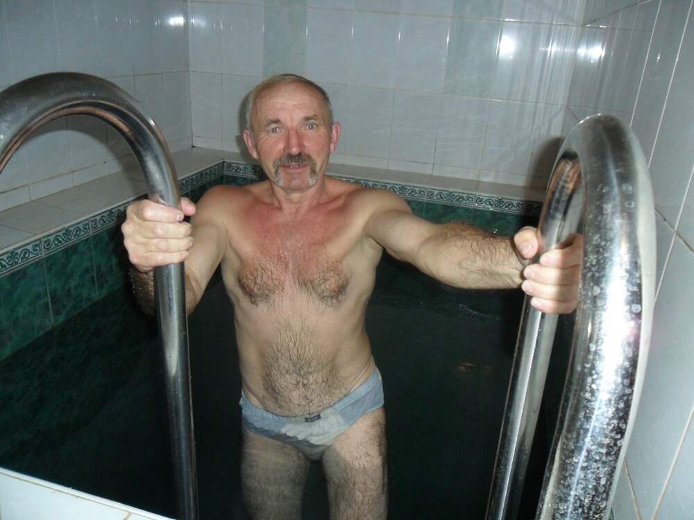 Дед купается. Дед после бани. Сивый дед.
