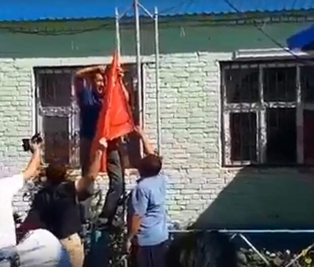 Жителей Астраханской области задержали за то, что они сняли триколор и возвели флаг СССР