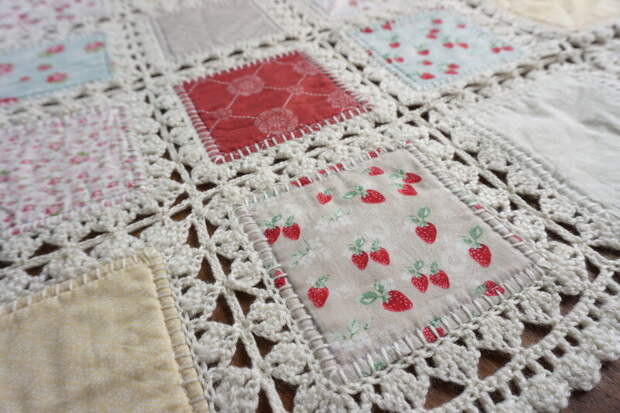пример лоскутного одеяла  и вязания крюком во всей красе источник https://www.quiltingintherain.com/2016/03/high-tea-crochet-quilt.html