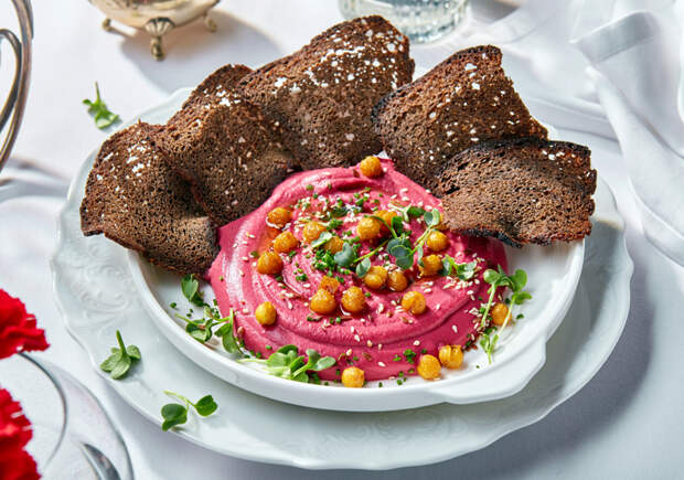 Свекольный хумус и пирог с овощами