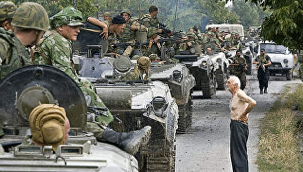 Колонна российских войск, движущихся в место временного лагеря на территории Грузии
