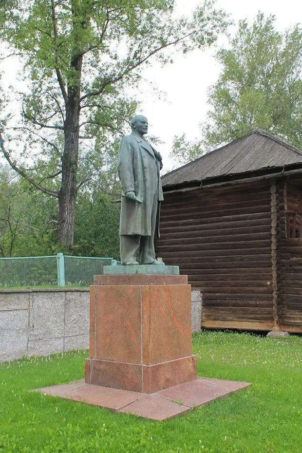 Ленин в шушенском. Шушенское памятник Ленину. Памятник Ленину музее заповеднике Шушенское. Памятник Ленину Шушенское Красноярский край. Памятник Ленина в Шушенском в музее.