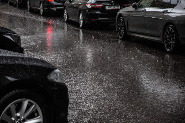 Автоэксперт Балабас рассказал о главных опасностях для автомобиля во время сильного ливня