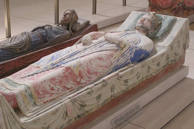 Могила Ричарда I в аббатстве Фонтевро. \ Фото: medieval.eu.