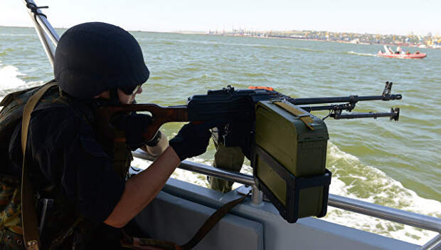 Украинский военнослужащий во время патрулирования Азовского моря. Архивное фото