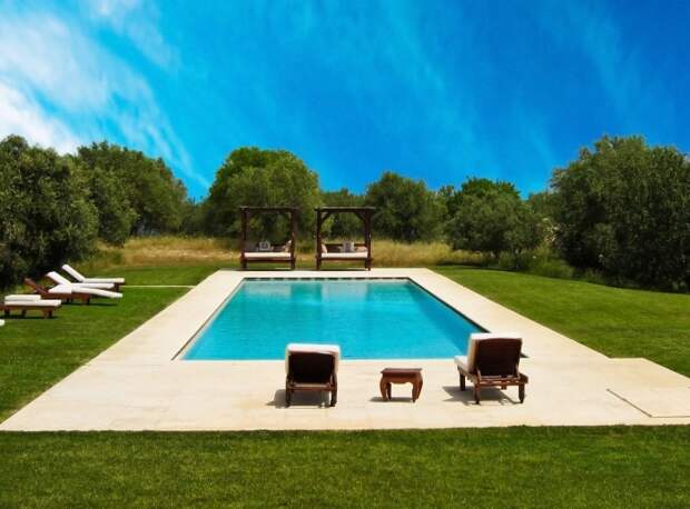 Прямоугольный бассейн в минималистском стиле, о котором мечтает практически каждый владелец загородного участка.