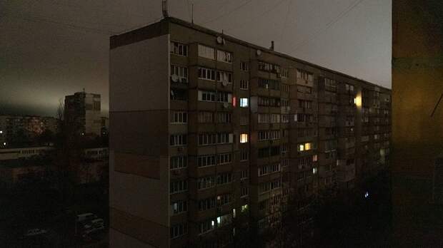 http://kaleidoscopelive.ru/novosti/po_vsej_ukraine_nachalis_otklyucheniya_energii_posle_vzryvov/