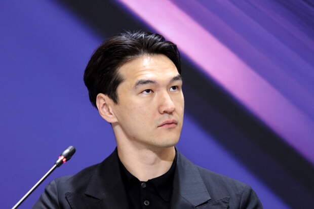 «Даже у Зеленского нет такого запрета». Комик Сабуров дал первый концерт после депортации из России. О чем он шутил?