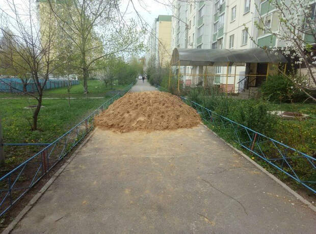 Аттракцион невиданной щедрости. | Фото: Любопытно, однако. 17 жизненных фотографий, демонстрирующих «силу любви» жилищно-коммунальных служб