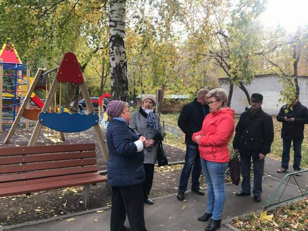 Глава управы Любовь Сабирзянова на субботнем обходе в районе Марфино / Фото предоставлено управой района Марфино