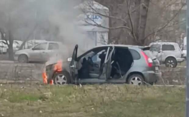 В Рязани горящий автомобиль врезался в другую машину