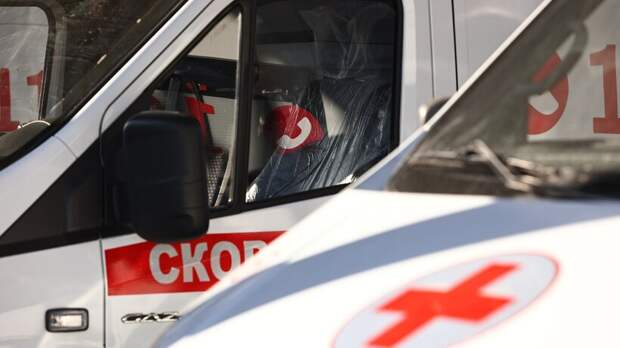 Цементовоз и иномарка упали с моста в Ступине