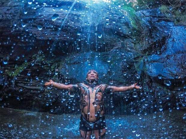 Индеец из племени Yawalapiti стоит под водопадом в национальном парке Шапада-дус-Веадейрус бразилия, в мире, животный мир, люди, племена, природа, туризм