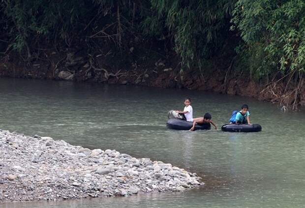 Дорога в школу детей из деревни Ризал. Дорога в школу детей из деревни Ризал.