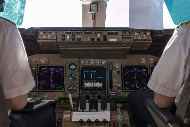 В США самолет с 179 пассажирами загорелся и поджег взлетную полосу