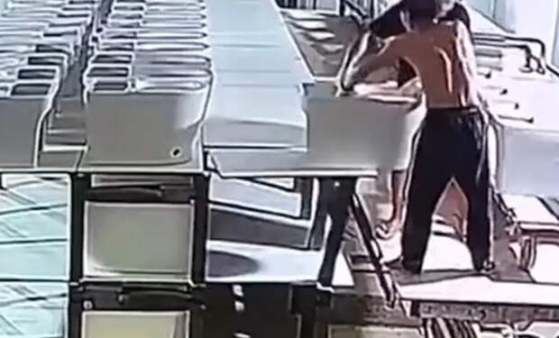 Грузчик года: неуклюжий парень одним движением обнулил результаты работы завода