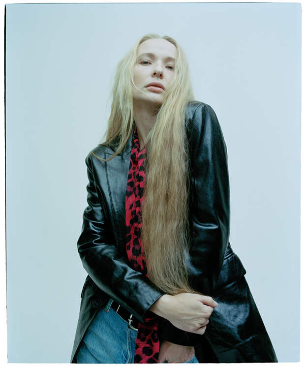 ЖАКЕТ И БЛУЗКА, Boutique Moschino; ДЖИНСЫ, Maison Margiela; ПОЯС, D’Amico